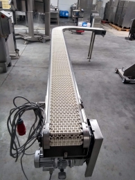 Conveyor belt with 90° bend